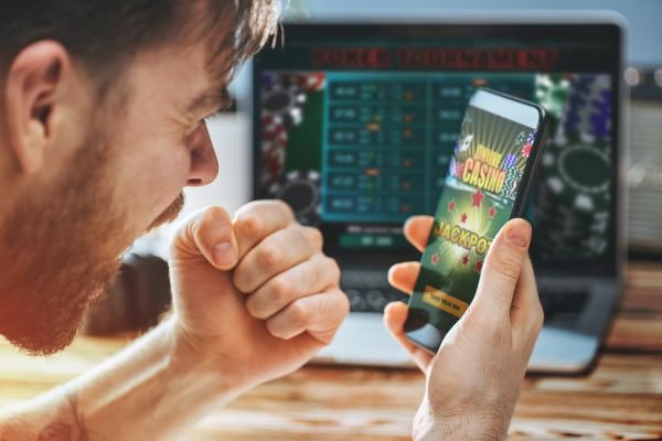 Người chơi Việt Nam truy cập sảnh game god88 trên điện thoại di động